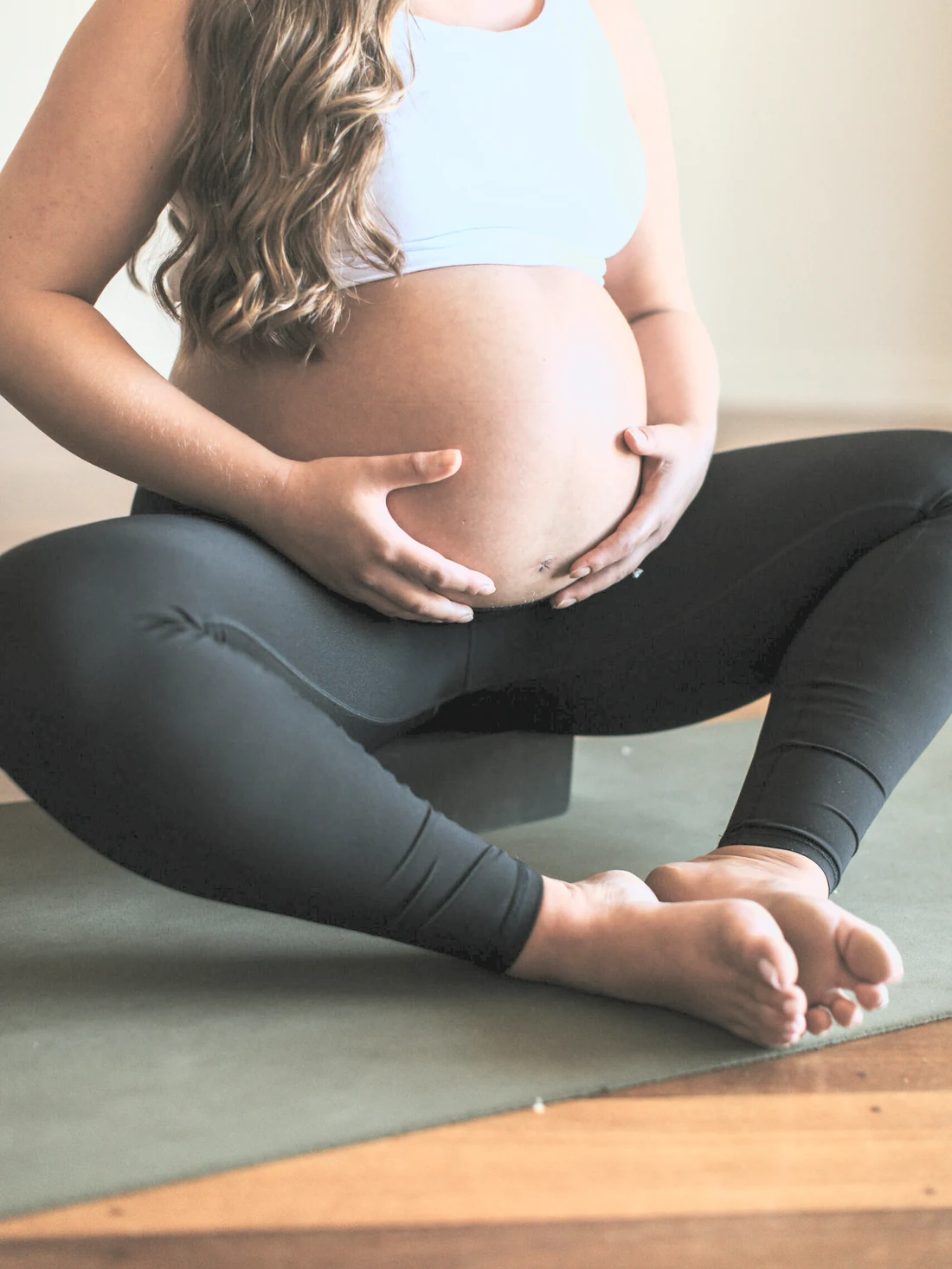 Mujer embarazada en una postura de yoga suave