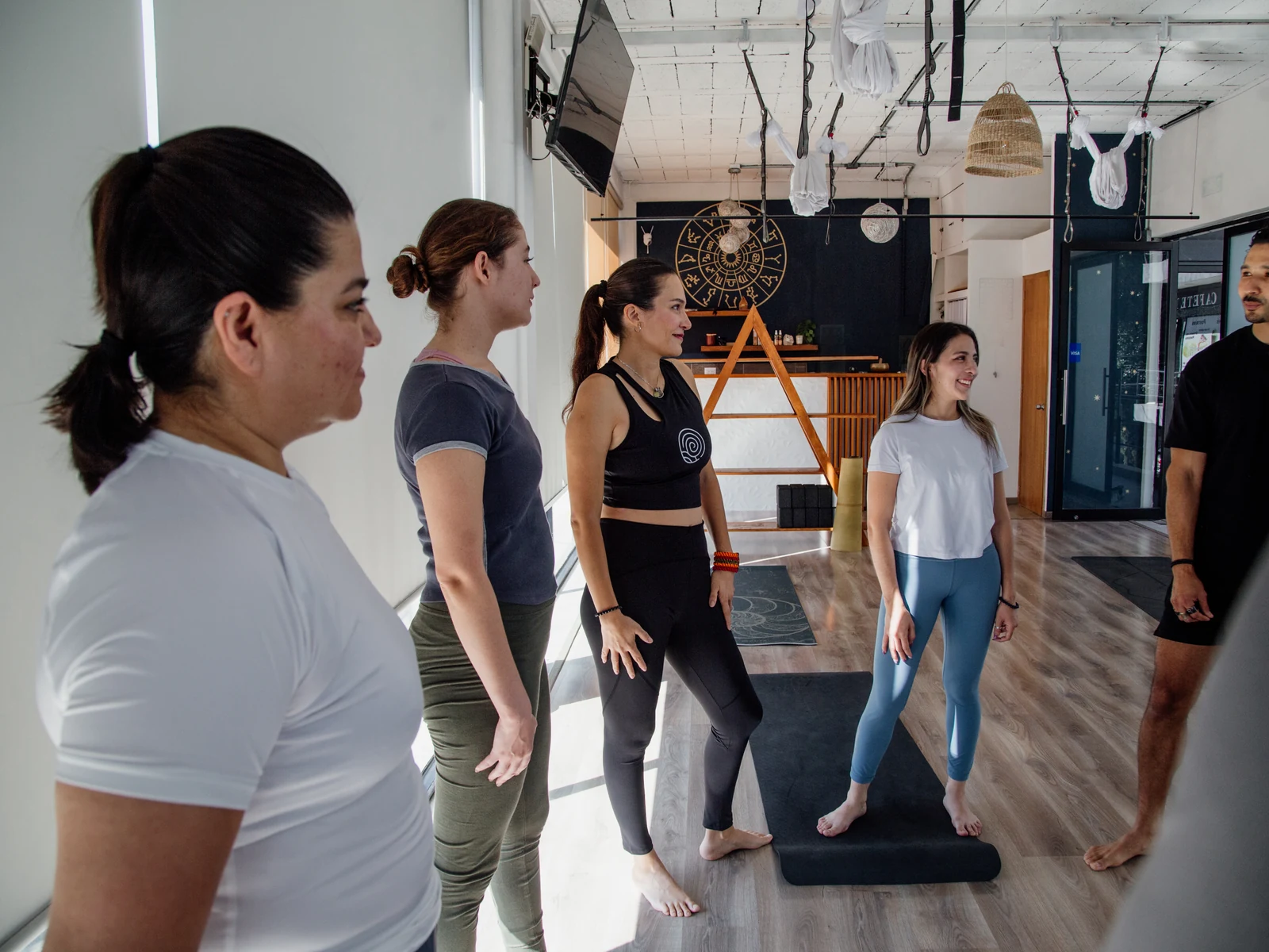 Un equipo de trabajo practica junto en su propia oficina